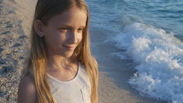 Barn Som Leker Stranden Solnedgången Kid Tittar Havsvågor Flicka Vid — Stockfoto