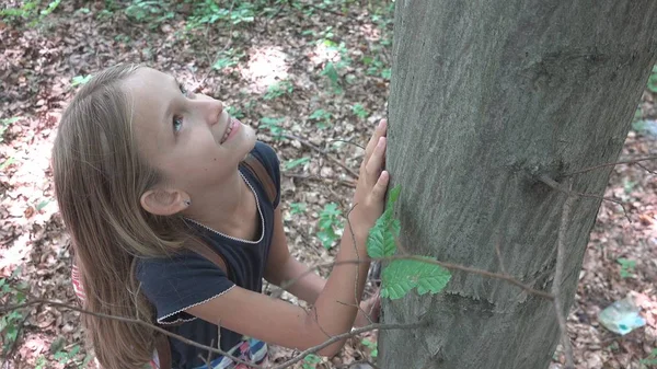 Dítě Lese Kid Hraje Přírodě Dívka Dobrodružství Venku Stromem — Stock fotografie