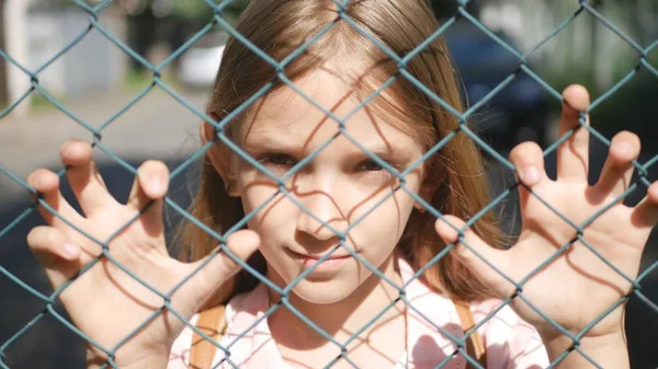 Terk Edilmiş Mutsuz Sokak Kız Çocuk Yetim Kamera Seyir Üzgün — Stok fotoğraf