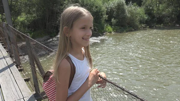 Дитину Мосту Горах Kid Піші Прогулянки Природі Дівчина Дивлячись Річка — стокове фото