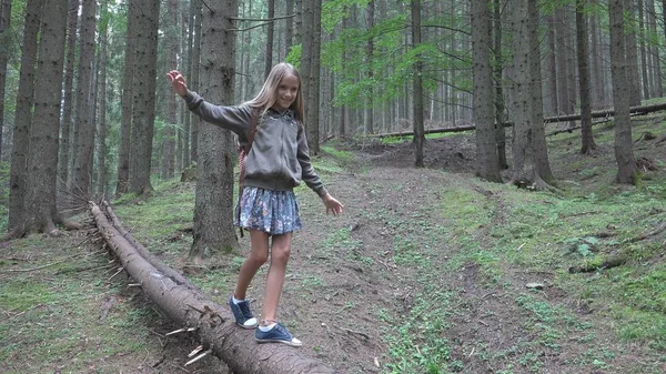 Criança Floresta Caminhando Log Kid Playing Camping Adventure Garota Madeira — Fotografia de Stock