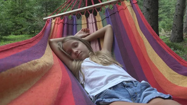 Barn Som Sover Hängmatta Camping Kid Avkopplande Skog Flicka Bergen — Stockfoto