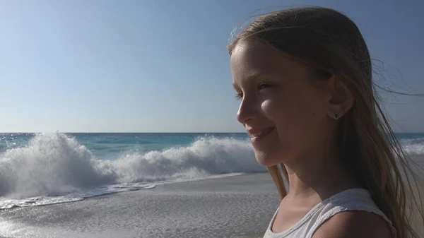 Criança Brincando Praia Pôr Sol Criança Assistindo Ondas Mar Vista — Fotografia de Stock