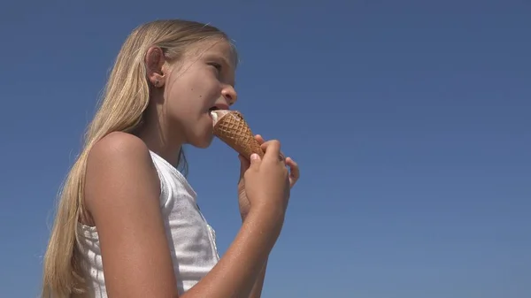 Niño Comiendo Helado Playa Atardecer Niña Orilla Del Mar Verano — Foto de Stock