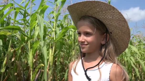 Niño Agricultor Cornfield Cara Niña Sonriente Aire Libre Niño Campo — Vídeo de stock