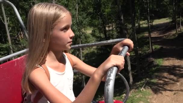 Barn Chairlift Turist Flicka Ski Kabel Kid Järnvägen Berg Alpin — Stockvideo