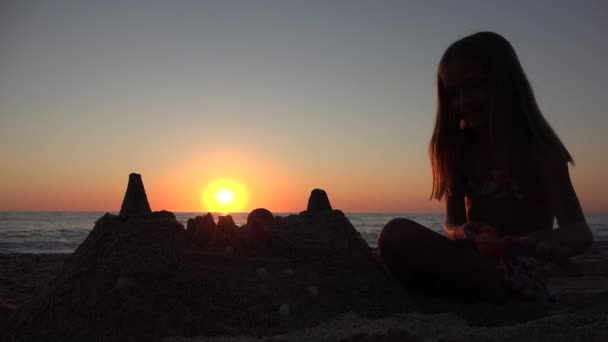 Dziecko Budynku Zamku Plaży Zachodzie Słońca Dzieciak Bawiący Się Piaski — Wideo stockowe