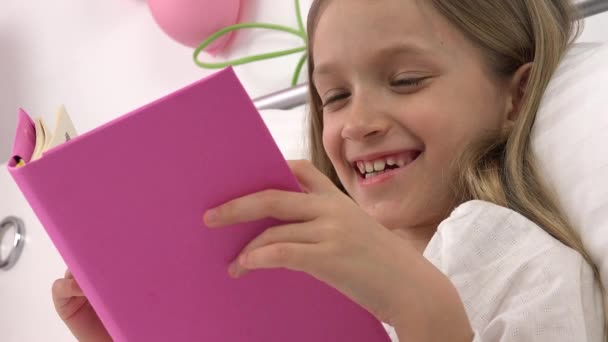 Kind Liest Buch Bett Kind Lernt Mädchen Lernt Nach Dem — Stockvideo