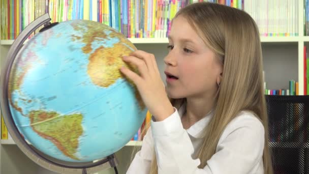 Ребенок Студент Изучает Земной Шар Девочка Школьница Библиотеке — стоковое видео