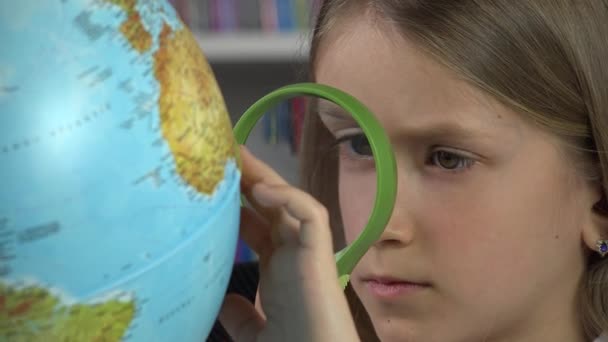 Παιδί Φοιτητής Σπουδάζει Σφαίρα Της Γης Σχολική Τάξη Μάθηση Κορίτσι — Αρχείο Βίντεο