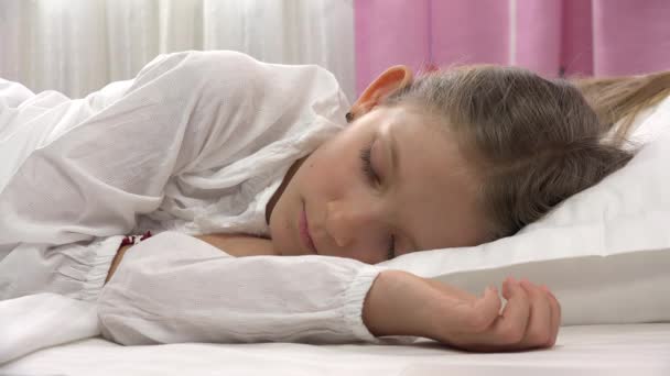 Cara Niño Durmiendo Cama Retrato Niño Descansando Dormitorio Niña Casa — Vídeos de Stock