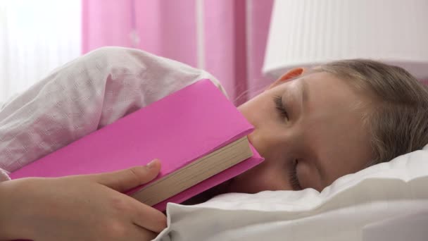 Niña Durmiendo Después Leer Libro Niña Durmiendo Cama Niña Casa — Vídeos de Stock