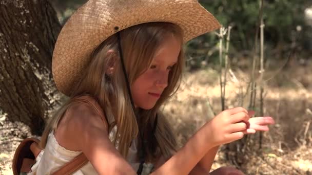 Criança Entediada Brincando Olive Orchard Meditative Kid Little Girl Relaxante — Vídeo de Stock