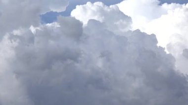 4 k Timelapse dramatik fırtınalı bulutlar gökyüzü, bulutlu, yağmurlu görünümü, zaman atlamalı üzerinde