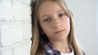 Hasta üzgün çocuk, stresli mutsuz çocuk, kötü kız depresyon, düşünceli kişi