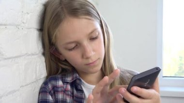 Tablet, çocuk oynayan çocuk Smartphone Online, Internet arama kız kullanır