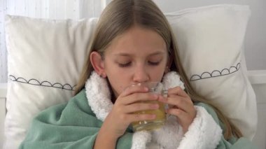 Çay, hasta çocuk yatakta içme, kız, hastanın hastanede acı çocuk hasta