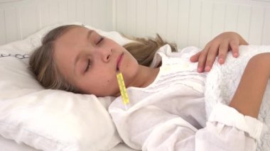 Termometre, kız, acı olan yatak, hasta çocuk hasta çocuk tıp hapları