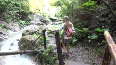 Dağlarda, köprüde çocuk evlat bir nehir, dere seyir kız doğada, Hiking