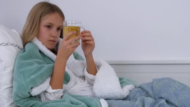 生病的孩子喝茶 生病的孩子在床上 痛苦的女孩 病人在医院 — 图库视频影像