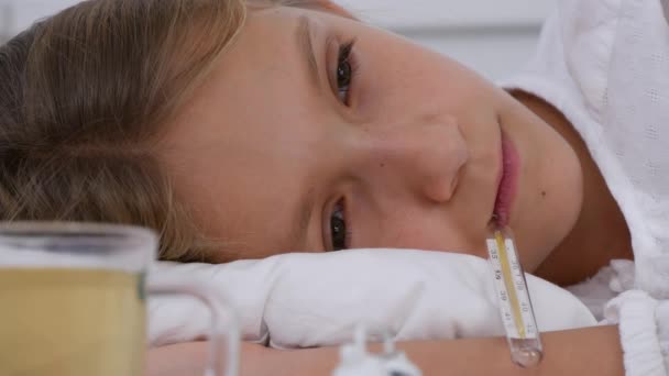 Nemocné Dítě Posteli Ill Kid Teploměrem Trpící Dívka Pilulky Léku — Stock video