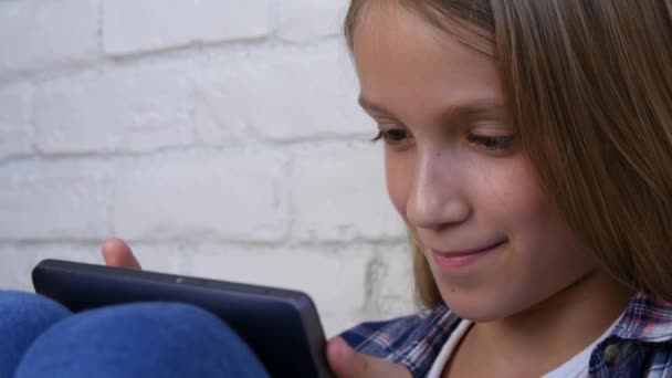 Kind Spelen Tablet Kid Gebruikt Smartphone Online Meisje Zoeken Internet — Stockvideo