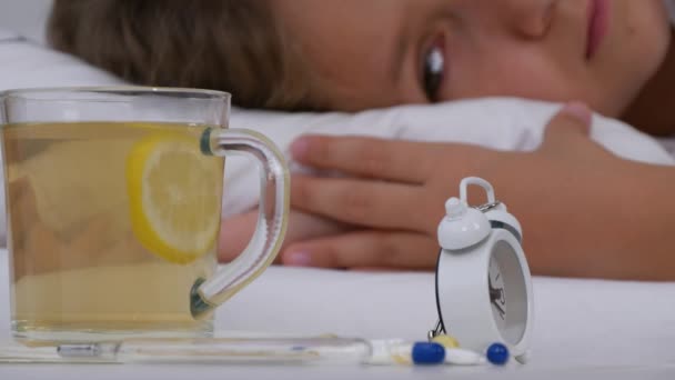 温度計 苦しんでいる女の子 ベッド 病気の子供の病気子供薬医学 — ストック動画
