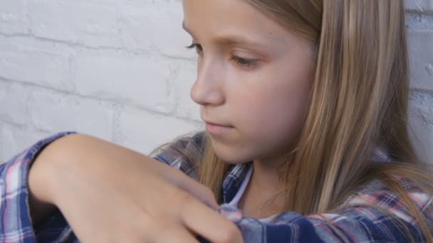 生病的悲伤的孩子 压力不快乐的孩子 生病的女孩在抑郁症 体贴的人 — 图库视频影像