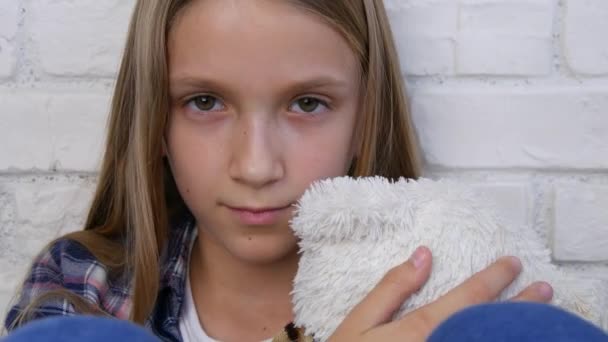 病気の悲しい子供 うつ病 思いやりのある人で重点を置かれた不幸な子供 病気の女の子 — ストック動画