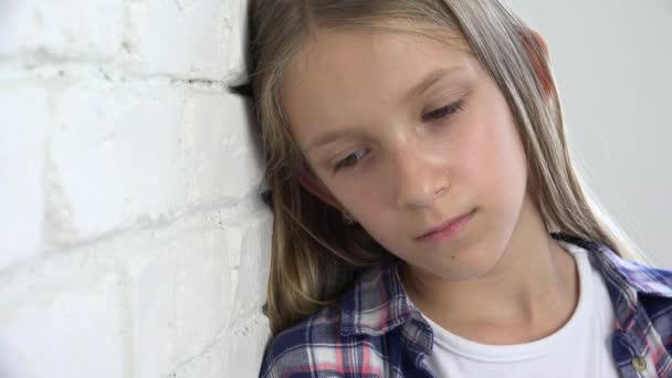 Sjukt Ledsen Barn Stressad Olycklig Kid Sjuk Flicka Depression Eftertänksam — Stockvideo