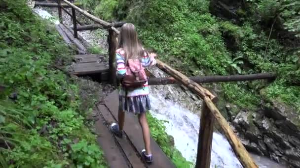 Criança Ponte Nas Montanhas Kid Caminhadas Natureza Menina Olhando Rio — Vídeo de Stock