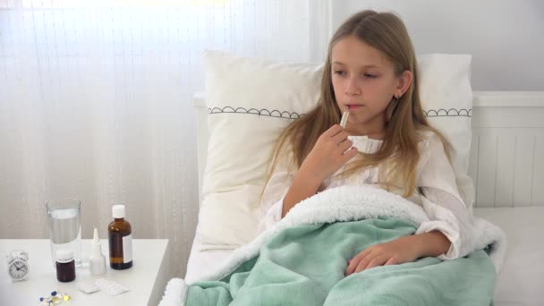 Beteg Gyermek Ágy Beteg Gyerek Hőmérő Szenvedő Lány Tabletták Gyógyszer — Stock videók
