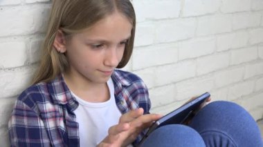 Tablet, çocuk oynayan çocuk Smartphone Online, Internet arama kız kullanır