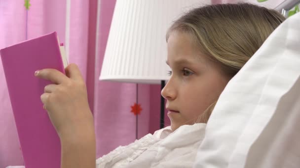 儿童阅读书在床上 孩子学习 女孩睡觉后在卧室学习 — 图库视频影像