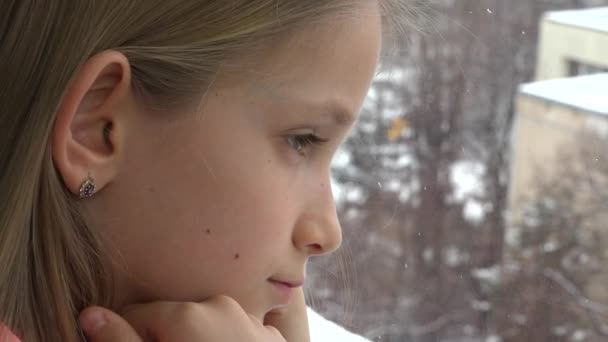 Criança Triste Olhando Janela Criança Pensativa Infeliz Cara Menina Inverno — Vídeo de Stock