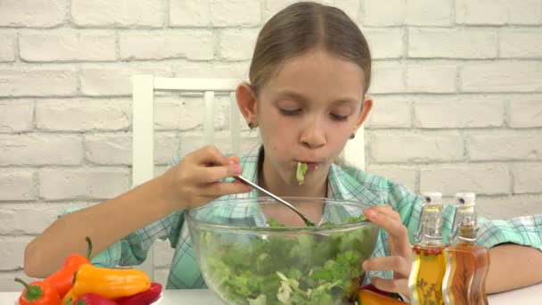 孩子吃绿色沙拉 孩子在厨房里 女孩吃新鲜蔬菜 健康食品 — 图库视频影像