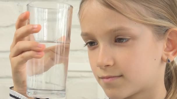 Barn Som Dricksvatten Törstig Kid Studera Glas Rent Vatten Flicka — Stockvideo