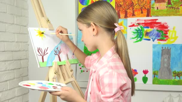 儿童绘画在画架 学校孩子在车间班 女孩工作艺术工艺 — 图库视频影像