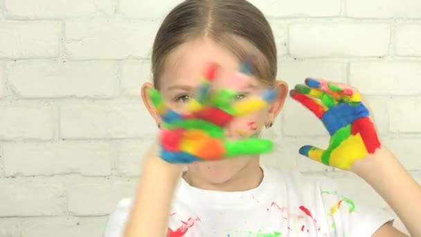 Niño Jugando Manos Pintadas Niño Mirando Cámara Sonriente Cara Niña — Vídeo de stock