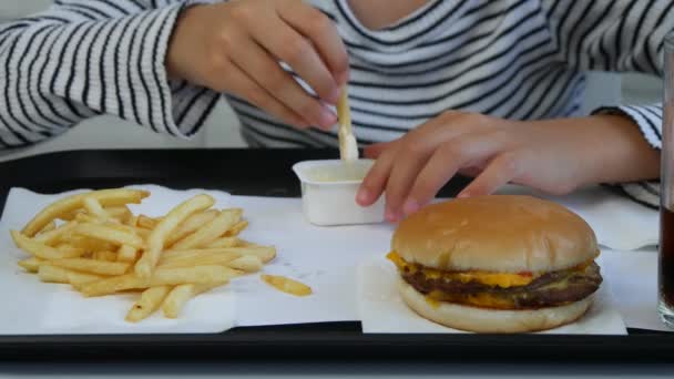 Criança Comendo Hambúrguer Restaurante Criança Fast Food Menina Bebendo Suco — Vídeo de Stock