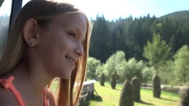 Trenle Çocuk Seyahati, Pencereye Bakan Çocuk Turist, Kız Kampı Macerası