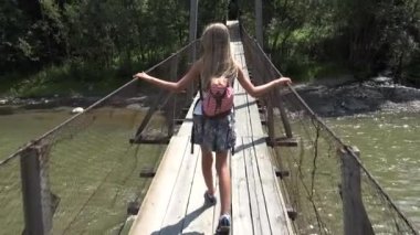 Dağlarda, köprüde çocuk evlat bir nehir, dere seyir kız doğada, Hiking