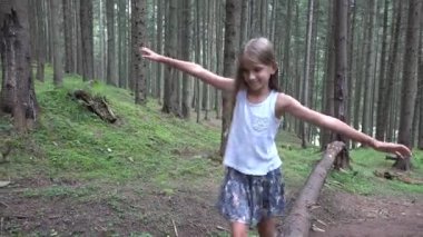 Oturum aç, kamp macera, kız açık ahşap oynayan çocuk yürüyen çocuk ormanda