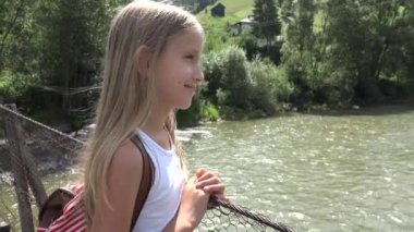 Dağlarda, köprüde çocuk evlat bir nehir, dere seyir kız doğada, Hiking
