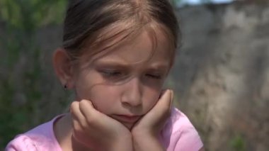 Üzücü anılar, kayıp evsiz çocuk, çocukla terk edilmiş, mutsuz mutsuz ağlıyor