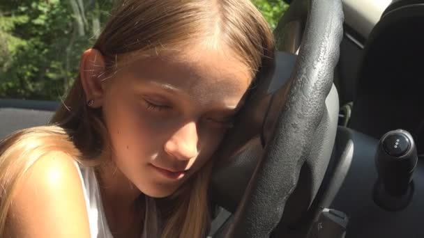 儿童玩在汽车驾驶假装 孩子冒险在汽车 女孩睡觉 — 图库视频影像
