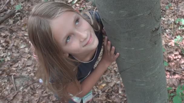 森林里的孩子 在大自然里玩耍的孩子 在树后冒险的女孩 — 图库视频影像