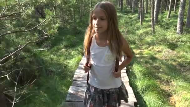 森を歩く子供の屋外の自然のキャンプの冒険で遊ぶ女の子 — ストック動画