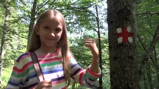 Kind Wandert Wald Kind Wandert Berge Mädchen Spielt Zeltabenteuer — Stockvideo