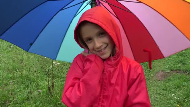 Barn Regn Kid Leker Utomhus Parken Flicka Spinning Paraply Regnar — Stockvideo